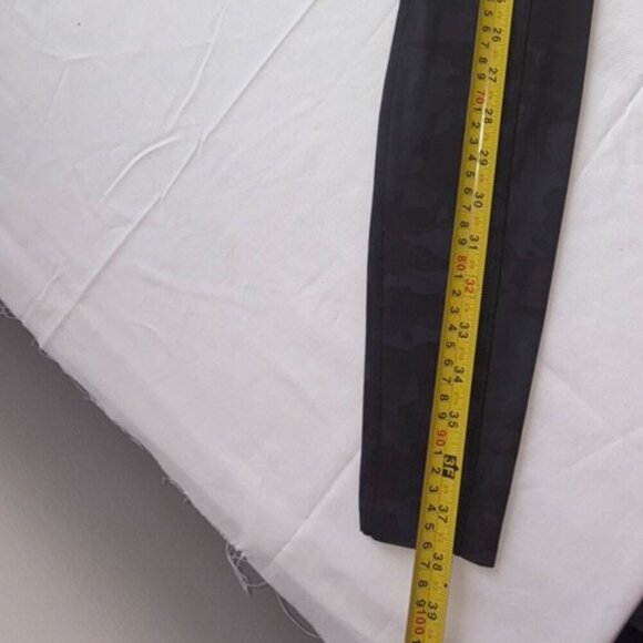 Women's Lululemon Black Camouflage Leggings Athleisure Size 4 - Picture 6 of 10